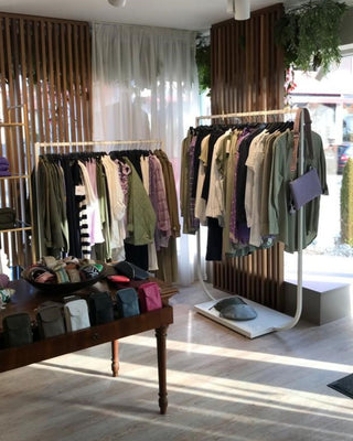 white clothing rail, fashion rail, clothing display, white steel rack jade, mandai design