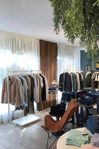 clothing-rail-shopfittings-clothing-rack-fashion-mandai-design