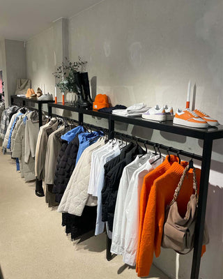 clothingrail-clothingrailsystem-shopfitting-mandaidesign-glasgow-schlosserei