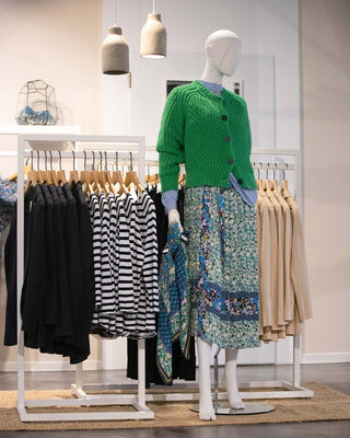 white clothing rail, fashion rail, clothing display, mandai design