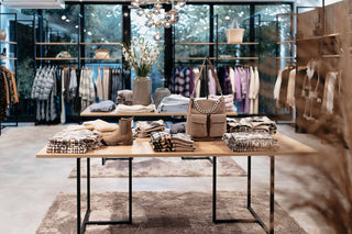 retail-display-tables-sales-table-shop-table-presentation-table-shopfitting-mandaidesign-5