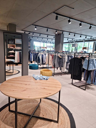 retail-display-tables-sales-table-shop-table-presentation-table-shopfitting-mandaidesign