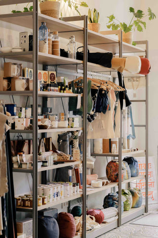 retail-shelving-display-shopfitting-mandai-design-bergen-mindfullife-berlin-1
