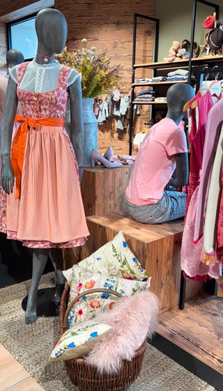 shopfitting-fashion-retail-shelf-mandai-design-alpen-wahnsinn