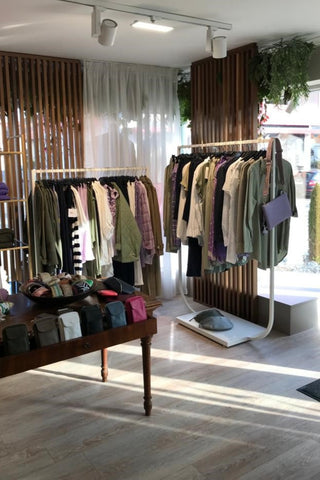 clothing-rail-shopfittings-clothing-rack-fashion-mandai-design