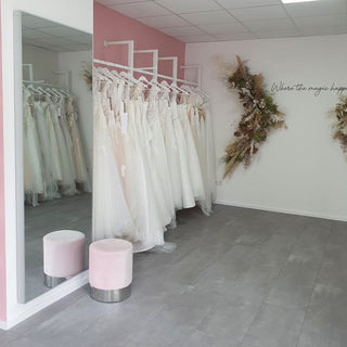 bridal-shopfittings-retail-shelf-brautzauber-curvy-mandai-design-2