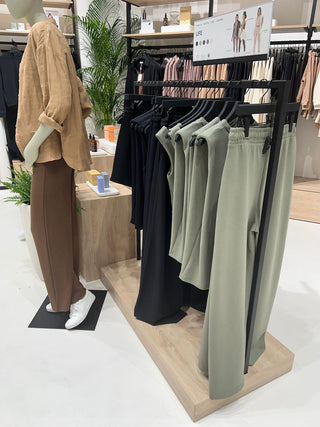 clothing-rack-retail-rack-display-mandai