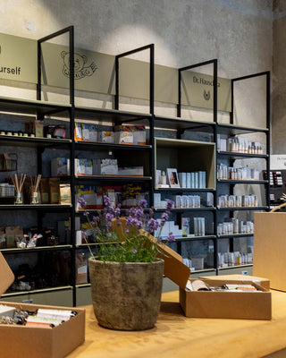 cosmetics-shelving-aromapflege-mandai-design-3