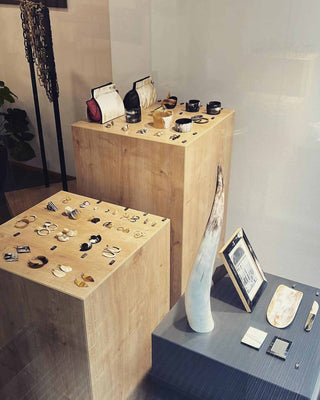 display-pedestals-retail-cubes-cube-table-mandai-design