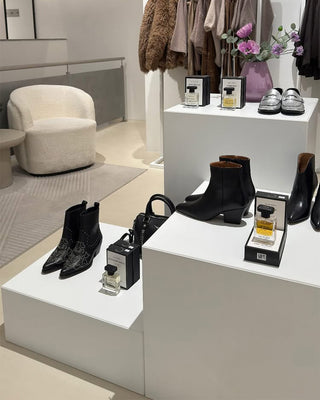mana-display-pedestals-white-byklaas